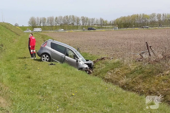 Auto vliegt uit de bocht de sloot in