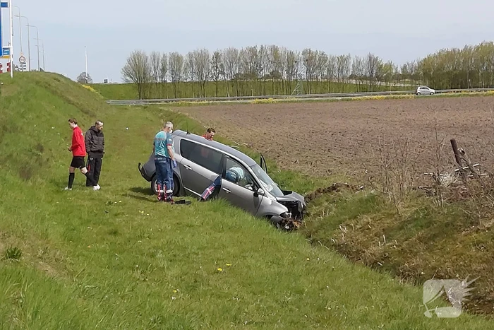 Auto vliegt uit de bocht de sloot in