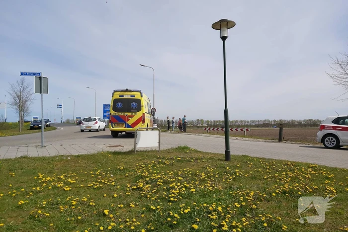 Auto vliegt uit de bocht de sloot in