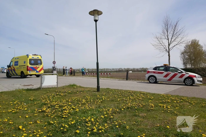 Auto vliegt uit de bocht de sloot in