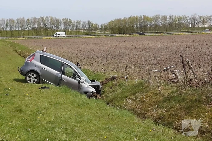 Auto vliegt uit de bocht de sloot in