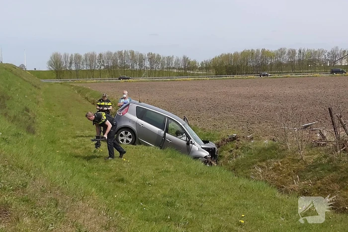 Auto vliegt uit de bocht de sloot in
