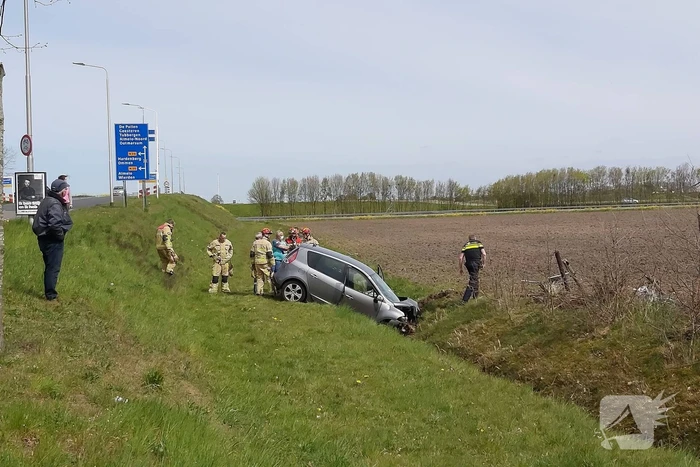 Auto vliegt uit de bocht de sloot in