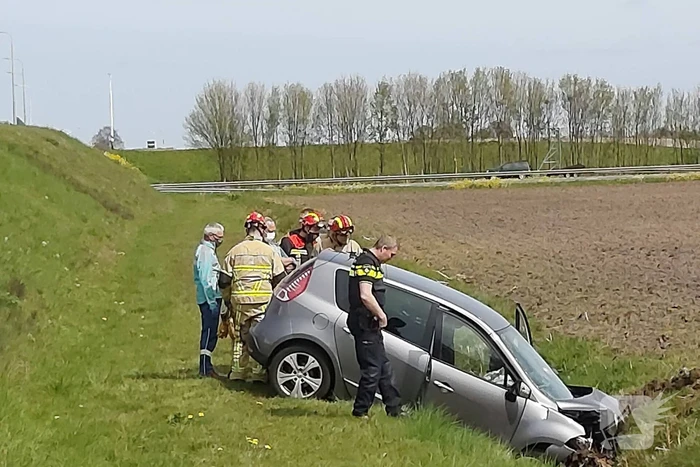 Auto vliegt uit de bocht de sloot in