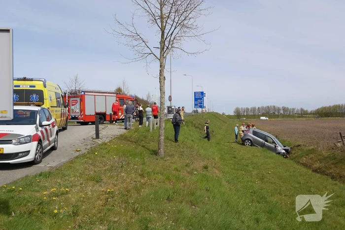 Auto vliegt uit de bocht de sloot in