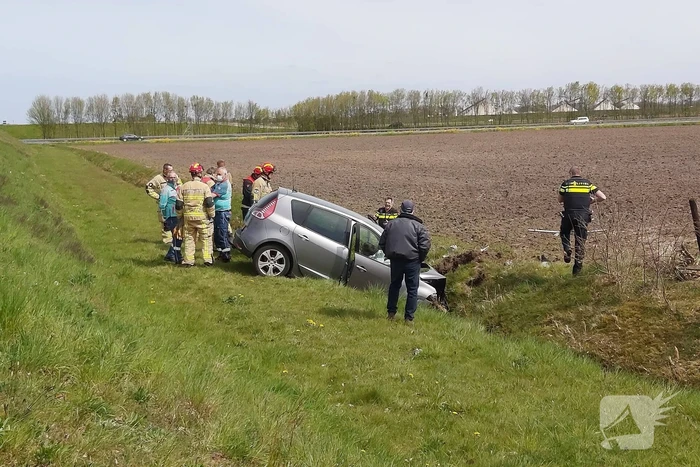 Auto vliegt uit de bocht de sloot in