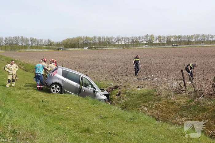 Auto vliegt uit de bocht de sloot in