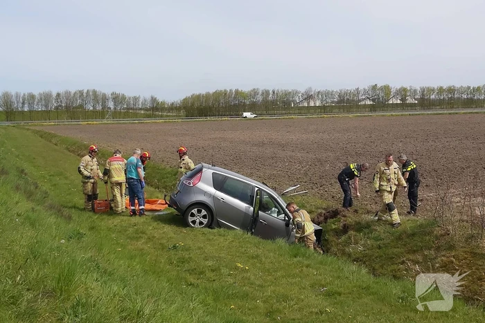 Auto vliegt uit de bocht de sloot in