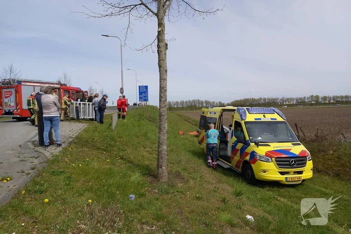 Auto vliegt uit de bocht de sloot in