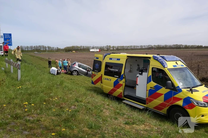 Auto vliegt uit de bocht de sloot in