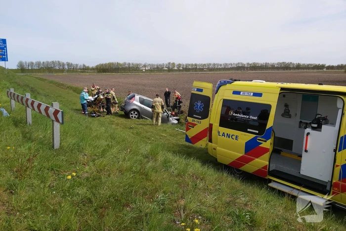 Auto vliegt uit de bocht de sloot in