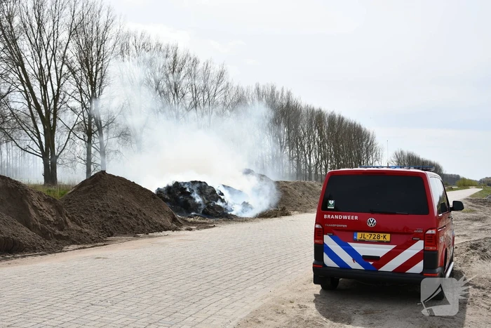 Grote rookwolken door brand in berg riet