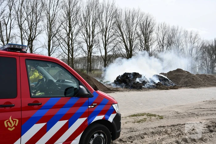 Grote rookwolken door brand in berg riet