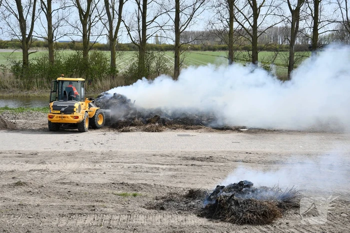 Grote rookwolken door brand in berg riet