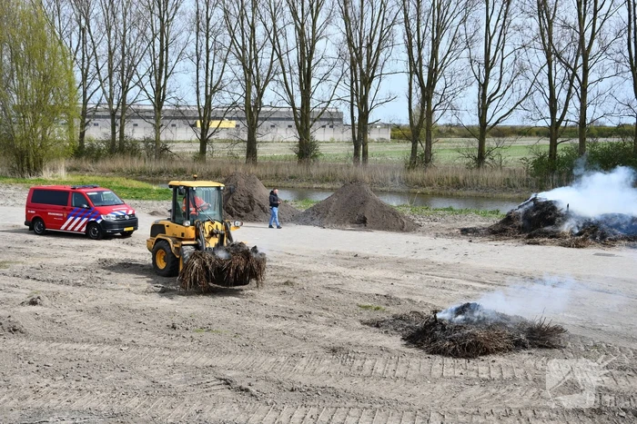 Grote rookwolken door brand in berg riet