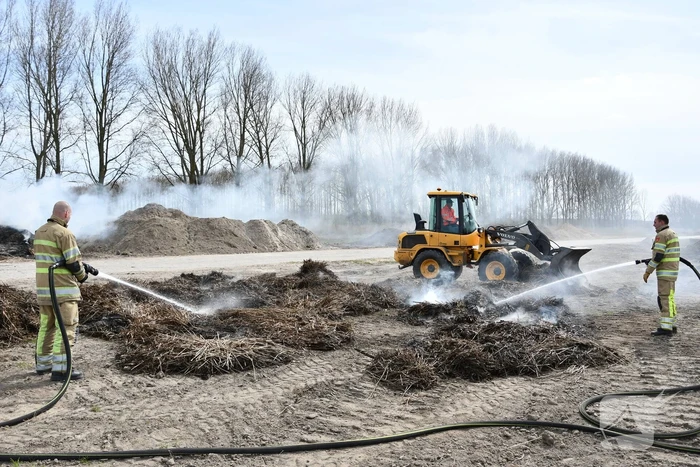 Grote rookwolken door brand in berg riet