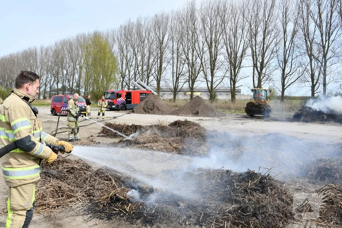 Grote rookwolken door brand in berg riet
