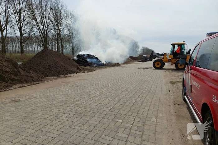 Grote rookwolken door brand in berg riet