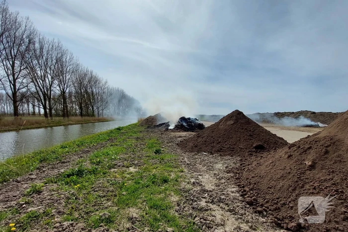 Grote rookwolken door brand in berg riet