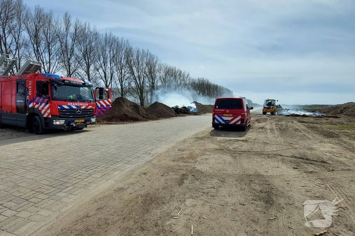 Grote rookwolken door brand in berg riet
