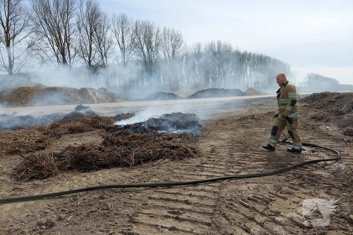Grote rookwolken door brand in berg riet