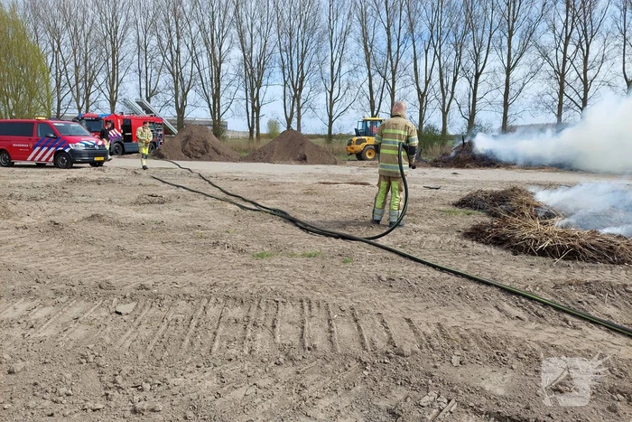 Grote rookwolken door brand in berg riet