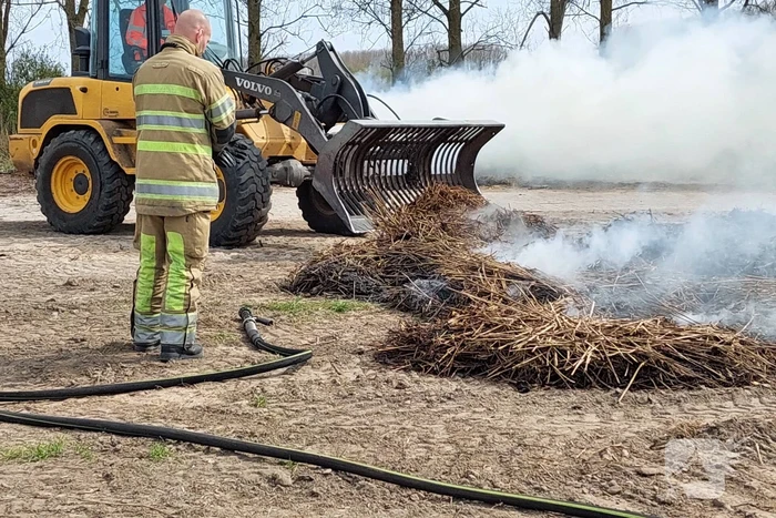 Grote rookwolken door brand in berg riet