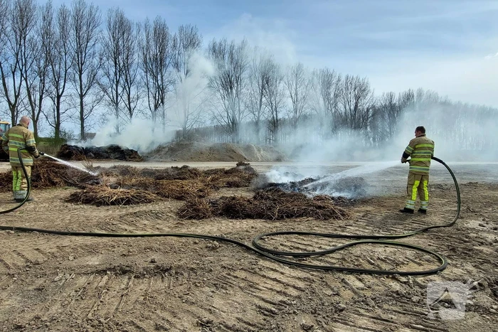 Grote rookwolken door brand in berg riet
