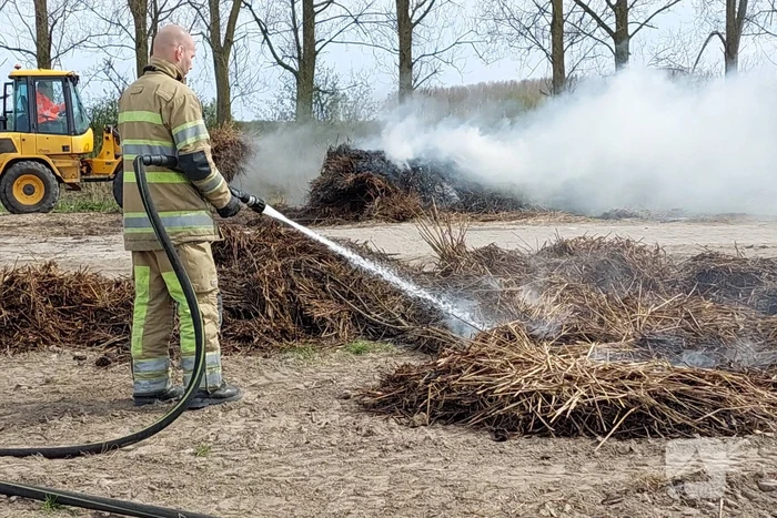 Grote rookwolken door brand in berg riet