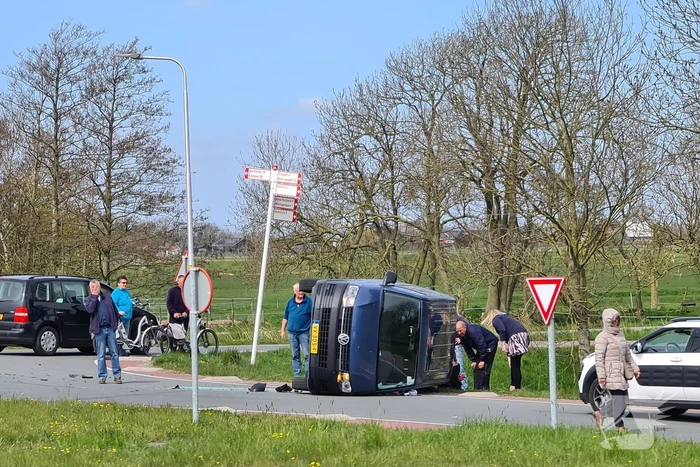 Bestelbus belandt op zijn kant bij verkeersongeval
