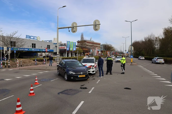 Politieauto met spoed ramt personenauto