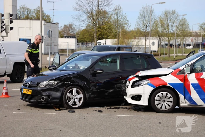 Politieauto met spoed ramt personenauto
