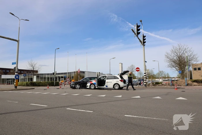 Politieauto met spoed ramt personenauto