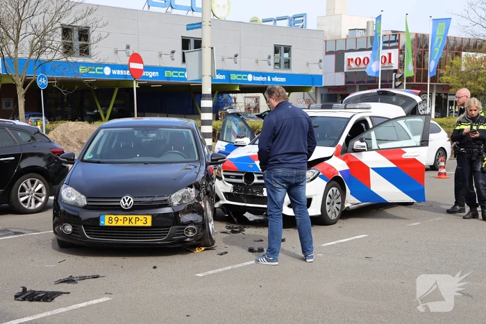 Politieauto met spoed ramt personenauto