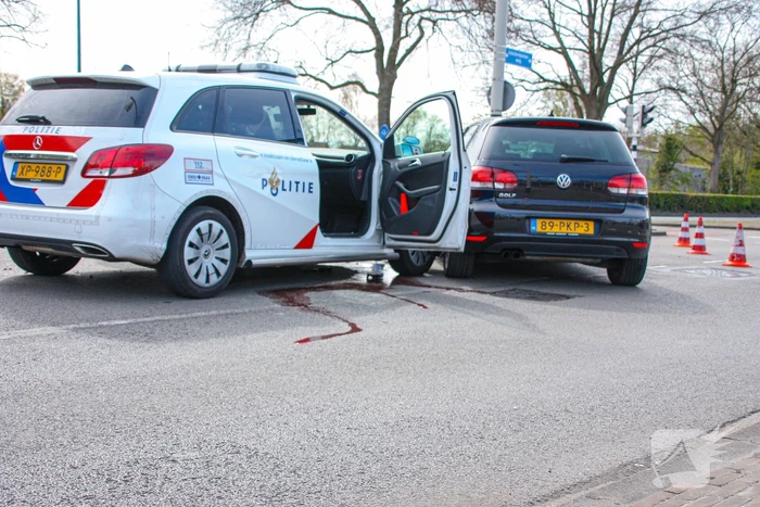 Politieauto met spoed ramt personenauto
