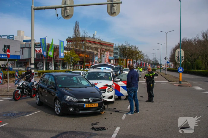 Politieauto met spoed ramt personenauto