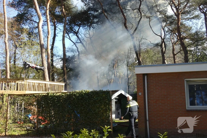 Kluisschuur in vlammen op door brand