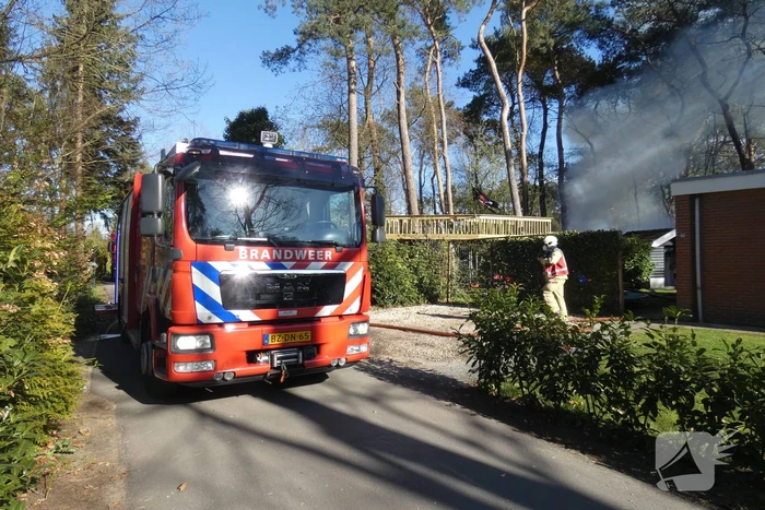 Kluisschuur in vlammen op door brand