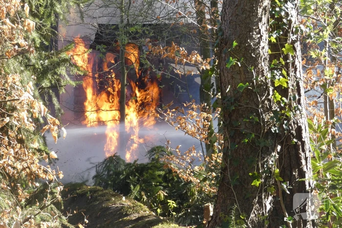 Kluisschuur in vlammen op door brand