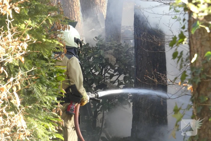 Kluisschuur in vlammen op door brand