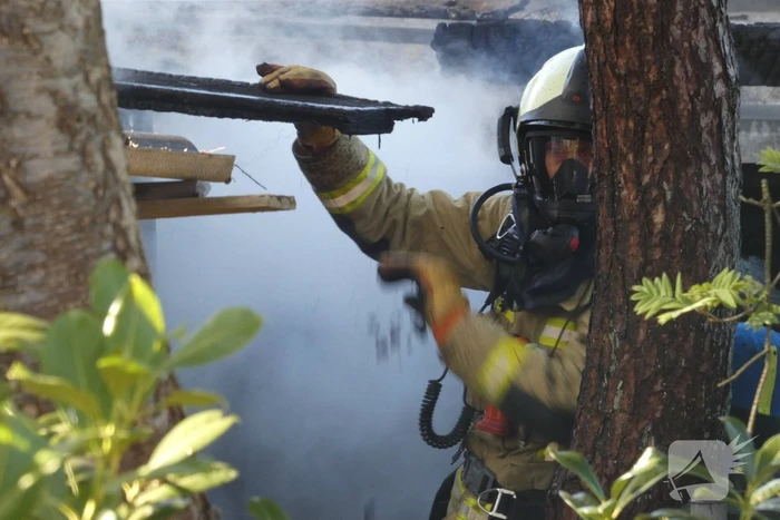 Kluisschuur in vlammen op door brand