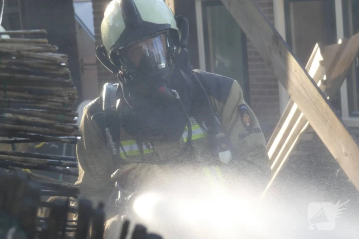 Kluisschuur in vlammen op door brand