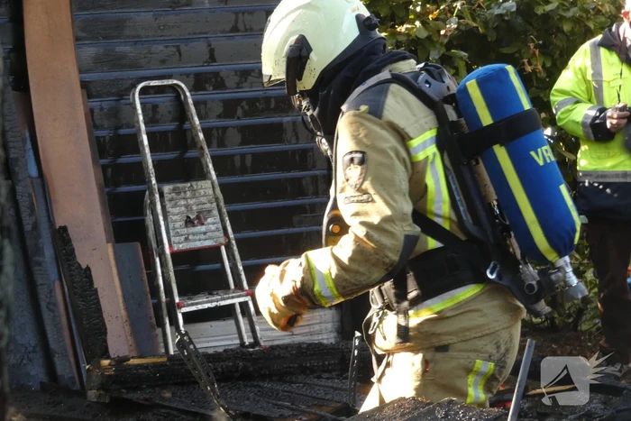 Kluisschuur in vlammen op door brand