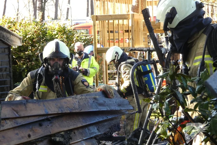 Kluisschuur in vlammen op door brand