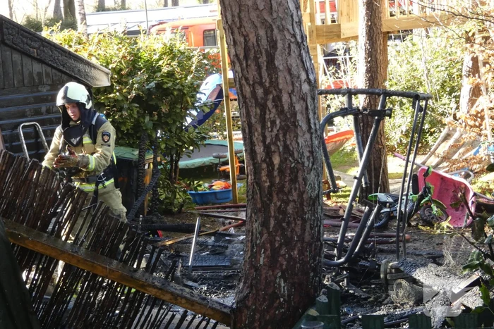 Kluisschuur in vlammen op door brand