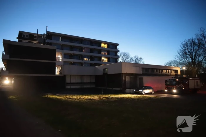 Veel hulpdiensten ingezet voor man met biertje op dak van flat