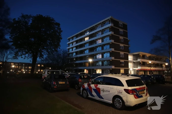 Veel hulpdiensten ingezet voor man met biertje op dak van flat