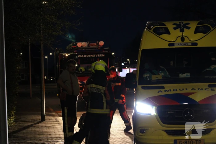 Veel hulpdiensten ingezet voor man met biertje op dak van flat