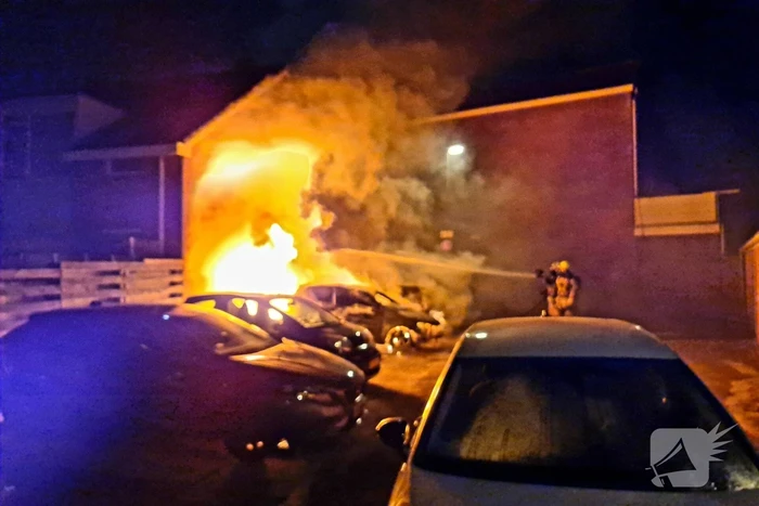 Gewonde bij brand in meerdere voertuigen