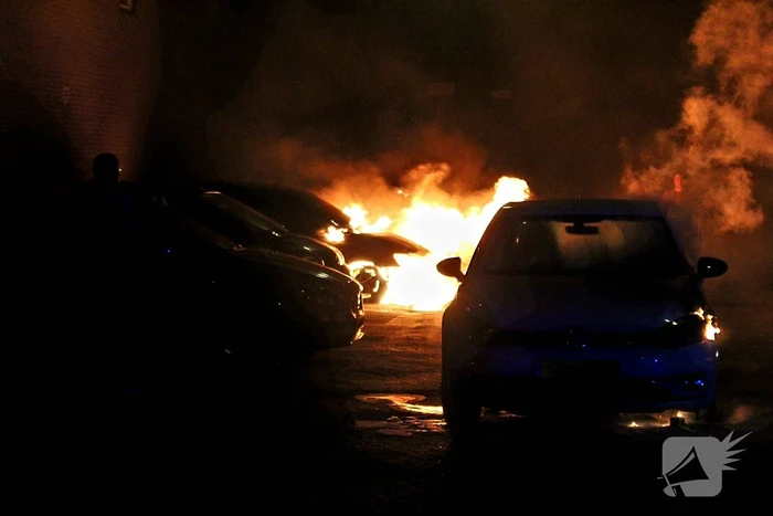 Gewonde bij brand in meerdere voertuigen